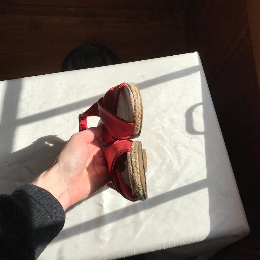 NEW IN BOX size 7 Wide EASY SPIRIT red espadrilles. - Picture 6 of 7